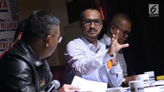 Mantan Ketua KPK periode 2011-2015, Abraham Samad (kanan) saat diskusi bertema KPK adalah Kunci yang digelar di Jakarta, Sabtu (7/9/2019). Diskusi membahas polemik revisi UU KPK dan dampaknya. (Liputan6.com/Helmi Fithriansyah)
