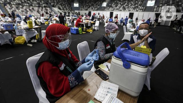 FOTO: Ribuan Tenaga Kesehatan Jalani Vaksinasi Dosis Pertama Secara Massal
