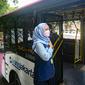 Seorang petugas layanan bus Transjakarta khusus wanita menunggu penumpangg di kawasan Pasar Baru, Jakarta, Rabu (27/7/2022). Pelayanan bus pink ini merupakan salah satu upaya Transjakarta ikut menangani masalah pelecehan dalam transportasi publik. (Liputan6.com/Faizal Fanani)