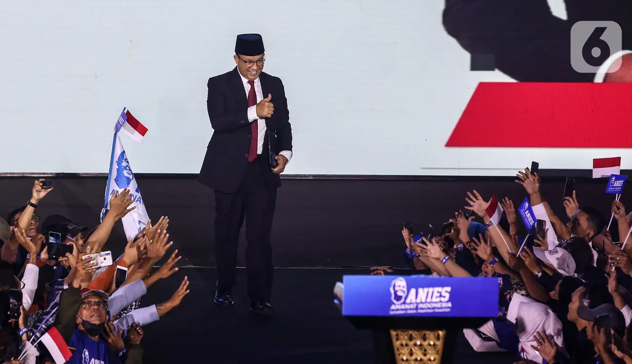 Para relawan Anies yang mayoritas dari mereka mengenakan seragam berwarna biru menyambut kedatangannya mulai dari luar bangunan Tennis Indoor Senayan. (Liputan6.com/Johan Tallo)