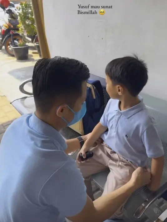 Larissa Chou membagikan momen putranya, Yusuf disunat. Dalam video yang diunggah, tampak Larissa dan Ikram Rosadi mendampingi Yusuf. "Yusuf mau sunat, Bismillah," ungkapnya.  [Instagram/larissachou]