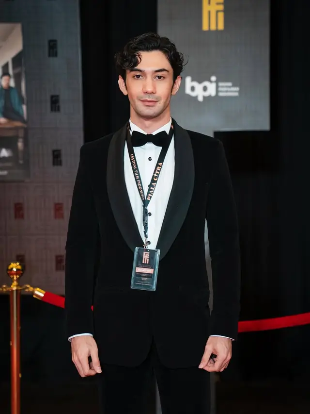 Pilihan Outfit Atasan Hitam Ala Reza Rahadian/via Instagram @officialpilarez