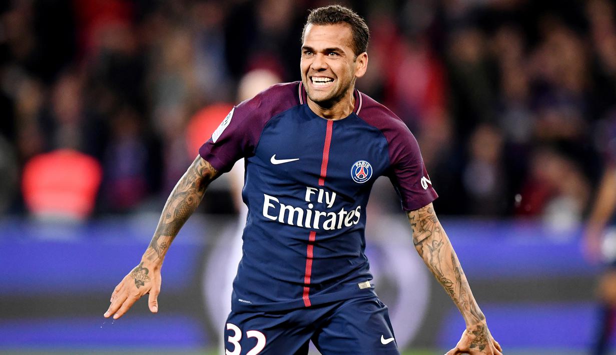 2. Dani Alves – Pemain yang berposisi sebagai bek ini merupakan peraih 34 trofi bersama klub Eropa. Diantaranya Sevilla, Barcelona, Juventus hingga Paris Saint Germain. (AFP/Franck Fife)