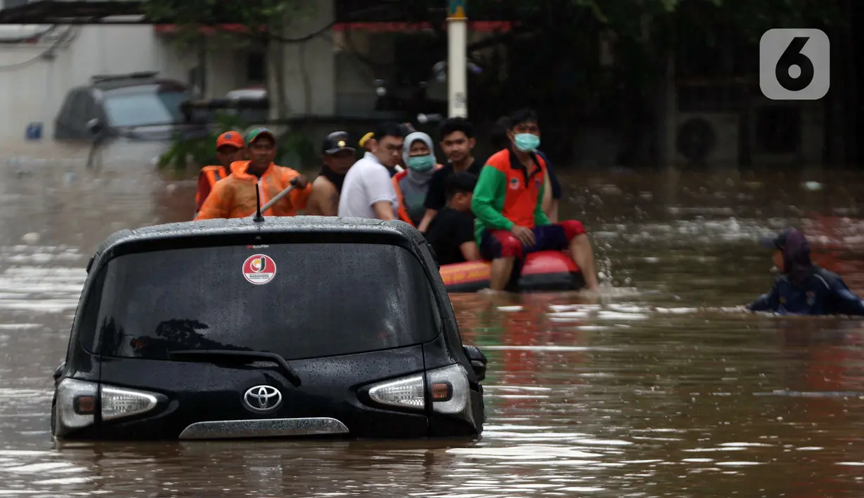 Petugas menggunakan perahu karet mengevakuasi beberapa warga yang terjebak banjir di kawasan Jalan Kemang Raya, Jakarta, Sabtu (20/2/2021). Hujan yang mengguyur Jakarta sejak Jumat (19/2) membuat sejumlah titik di Jakarta terendam banjir. (Liputan6.com/Helmi Fithriansyah)