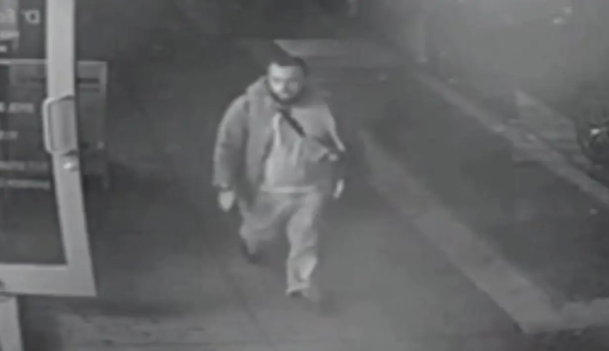 Gambar dari rekaman kamera CCTV menunjukkan gerak-gerik Ahmad Khan Rahami, yang diduga melakukan ledakan di kawasan Manhattan, New York, Amerika Serikat, pada Sabtu (17/9) malam lalu. (Courtesy New Jersey State Police/Handout via REUTERS)