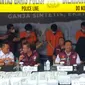 Tim gabungan Mabes Polri dan Bea Cukai bersama barang bukti dan tersangka laboratorium narkoba di Kota Malang pada Rabu, 3 Juli 2024 (Liputan6.com/Zainul Arifin)