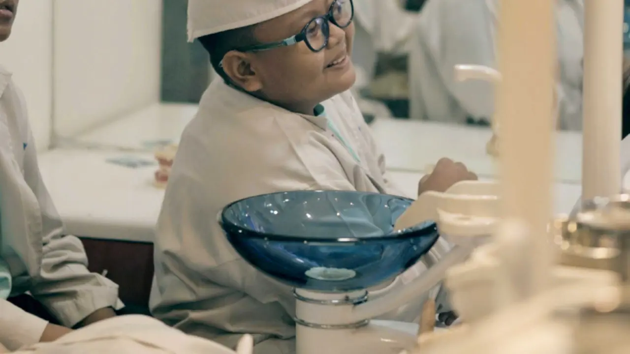 Anak-anak pejuang kanker dari Yayasan Pita Kuning Anak Indonesia bermain di Kidzania, Pacific Place, Jakarta.