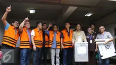 Tujuh tahanan KPK yang memiliki hak suara untuk Pilkada DKI Jakarta berfoto bersama usai menggunakan hak suaranya di TPS 19 Kelurahan Karet (khusus), di Gedung KPK, Jakarta, Rabu (15/2). (Liputan6.com/Helmi Affandi)