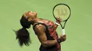 Ekspresi Serena Williams setelah mengalahkan kakaknya, Venus Williams, dalam perempatfinal Turnamen Tenis AS Terbuka 2015 di New York, AS. (8/9/2015). (Reuters/Adrees Latif)