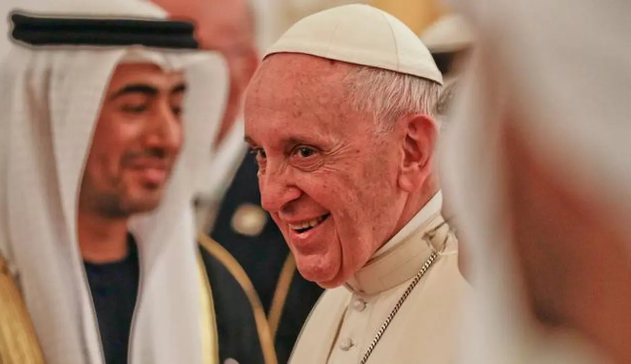 Paus Fransiskus tersenyum saat tiba di bandara Internasional Abu Dhabi di Uni Emirat Arab (3/2). Kunjungan ini menjadi momen bersejarah karena menjadi kunjungan pertama Paus Fransiskus di Jazirah Arab. (AP Photo/Andrew Medichini)