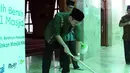 Pemeran Dude Harlino ikut terlibat dalam program Bersih-bersih 1001 Masjid. Program ini untuk menyambut bulan suci Ramadhan yang tidak lama lagi. Dan dilaksanakan dibeberapa kota di Indonesia. (Nurwahyunan/Bintang.com)