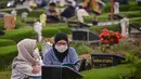 Ziarah makam merupakan salah satu tradisi yang hidup dan berkembang dalam sebagian masyarakat Muslim di Indonesia. (JUNI KRISWANTO/AFP)