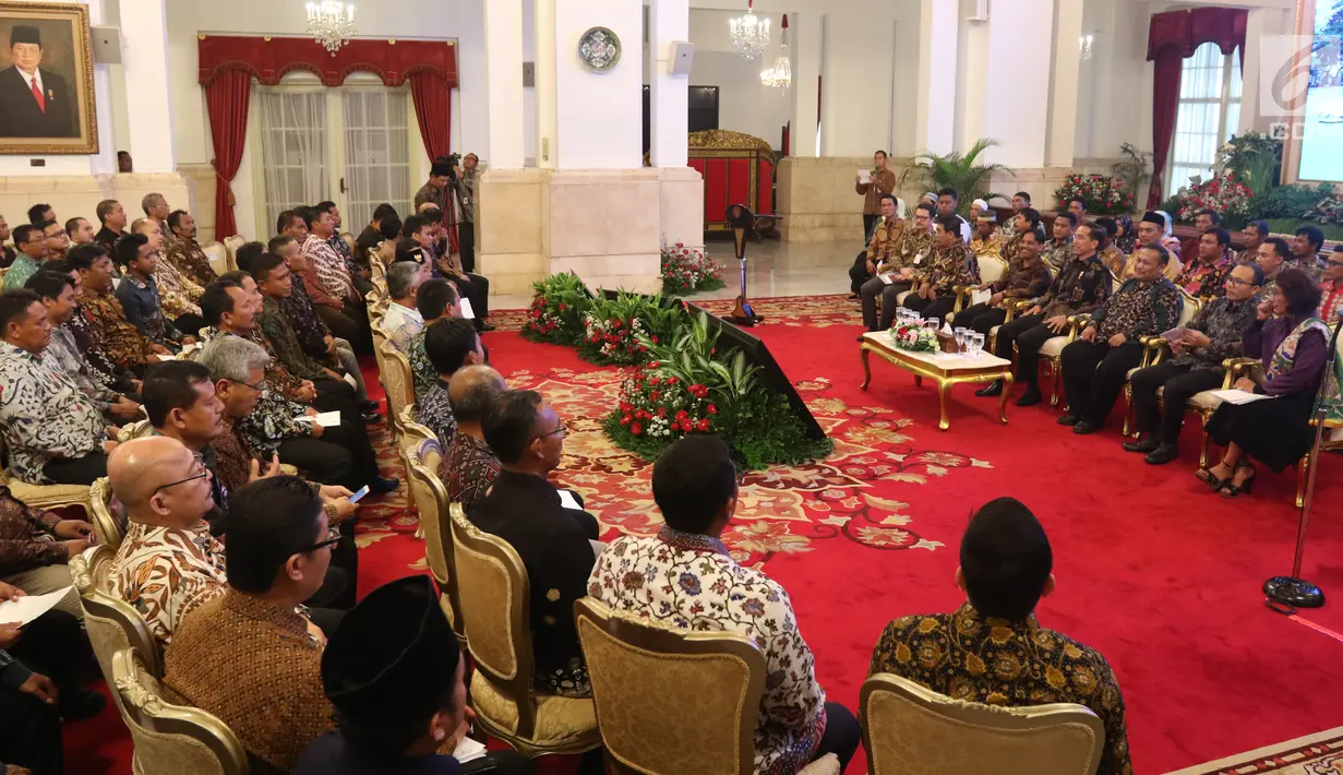 Presiden Joko Widodo saat menerima perwakilan nelayan seluruh Indonesia di Istana Negara, Jakarta, Selasa (22/1). Jokowi mengingatkan para nelayan serta pengusaha perikanan untuk menggunakan Bank Mikro Nelayan. (Liputan6.com/Angga Yuniar)