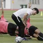 Manajer pelatih Timnas Indonesia, Shin Tae-yong, saat latihan Timnas U-19 di Stadion Wibawa Mukti, Senin (13/1/2020). Pria asal Korsel ini menjadi supervisi untuk Timnas Indonesia senior, U-22, U-20, dan U-16. (Bola.com/M Iqbal Ichsan)