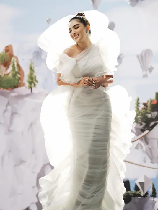 Photoshoot luar biasa Ashanty dalam outfit putih. Bukankah Ashanty di sini terlihat benar-benar cantik bak dewi? Foto: Instagram.