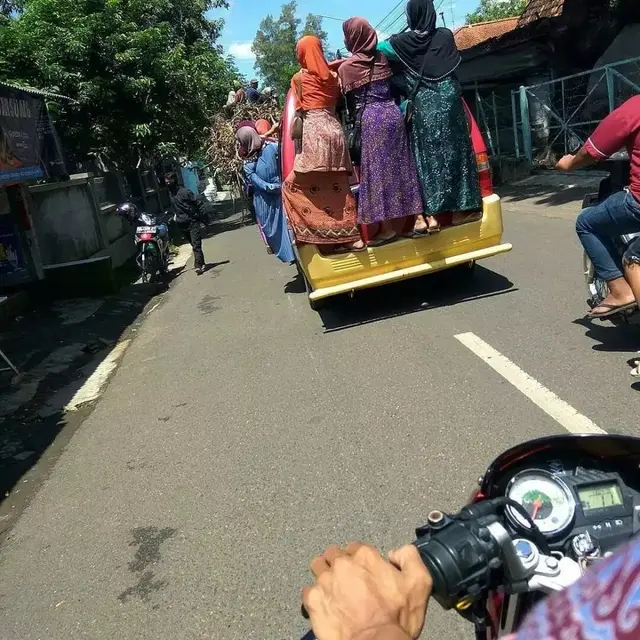 10 Potret Nyeleneh Orang Numpang Kendaraan di Jalan Ini Aksinya Absurd Banget