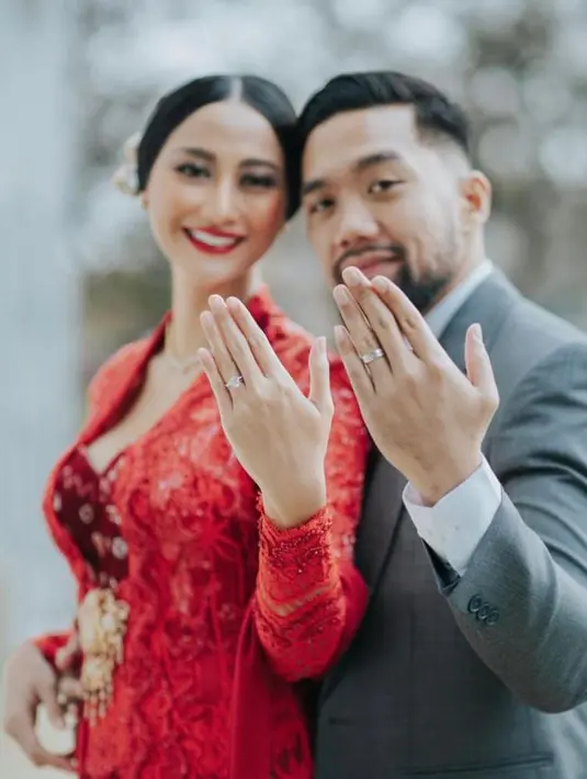<p>Puteri Indonesia 2020, Ayu Maulida memilih kebaya karya Intan Avantie di hari pernikahannya. [@ayumaulida97].</p>
