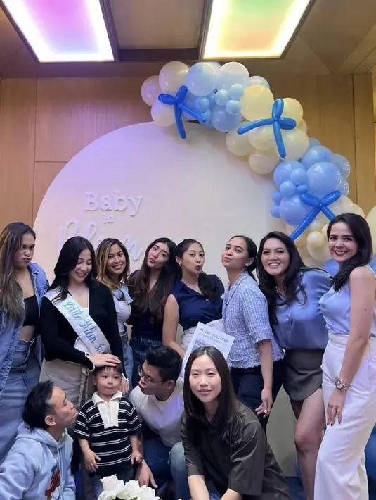 Para sahabat dan adik Nikita Willy, Winona memberikan kejutan baby shower dengan nuansa warna biru sesuai dengan gender anak kedua Nikita. Kejutan di salah satu restoran didekorasi dengan backdrop putih serba balon didominasi warna biru. [@nonawilly]