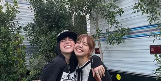 Selain penampilannya, keakraban Lisa dan Billie Eilish curi atensi. Keduanya sempat mengabadikan foto bersama. [Foto: IG/lalalalisa_m].