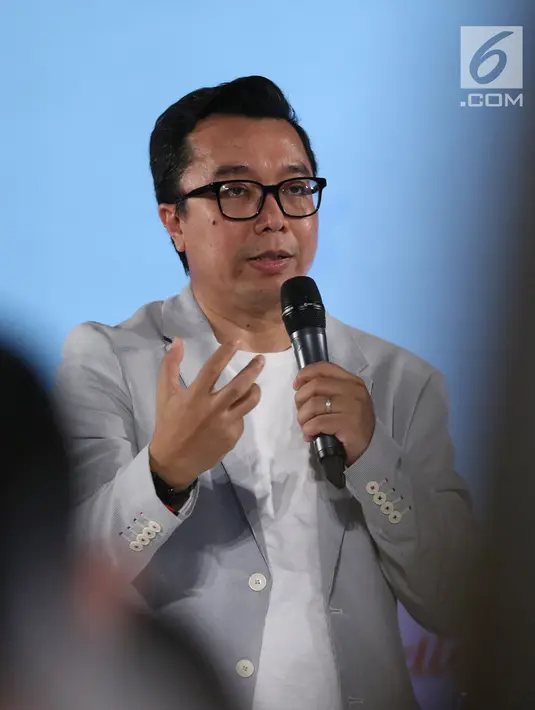 Direktur Indonesia Entertainment Production (IEP) Indra Yudhistira berbicara dalam Emtek Goes To Campus 2018 di Universitas Gadjah Mada, Yogyakarta, Rabu (17/10). Indra berbagi cerita tentang produksi di SCTV dan Indosiar. (Liputan6.com/Herman Zakharia)