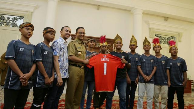 Anies Baswedan bersama para pemain yang akan terjun di Piala Dunia Anak Jalanan 2018