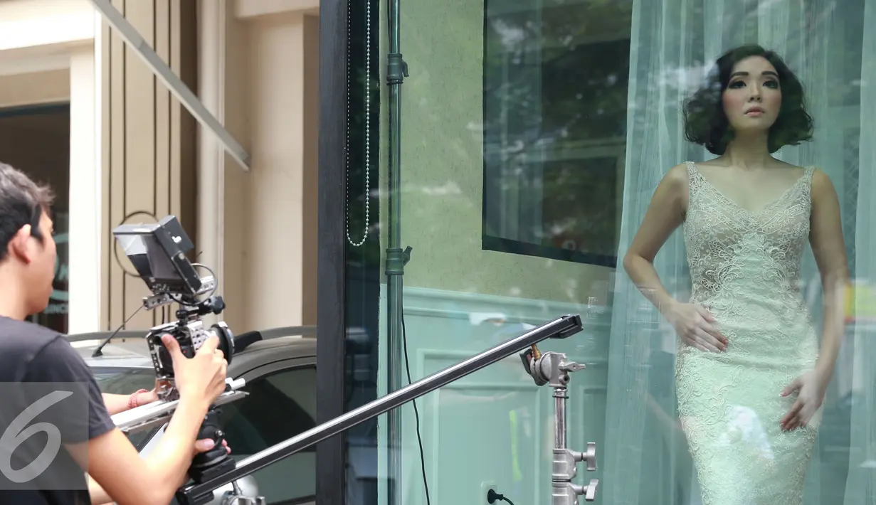 Penyanyi Gisella Anastasia dalam pembuatan video klip singel terbarunya di kawasan Cengkareng, Jakarta, Selasa (18/10). Gisella Anastasia membuat video klip single terbaru "Cara Melupakanmu" dengan konsep mannequin. (Liputan6.com/Herman Zakharia)