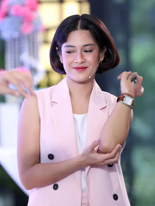 Menurut pemeran Cinta di film AADC 1 dan 2 ini, setiap wanita pasti merasa dirinya cantik. Namun yang terpenting adalah harus menjadi sosok yang percaya diri dan mampu menjadi diri sendiri di setiap kesempatan. (Nurwahyunan/Bintang.com)