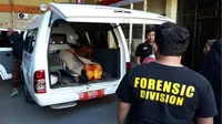 Korban saat dibawa ke rumah sakit untuk diautopsi. (Kabarmakassar.com/Istimewa)