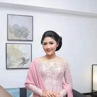Erina Gudono tampil memikat dengan kebaya dusty pink yang memiliki detail payetan, ia pun memasangkan selendang pink serasi. [@erinagudono]