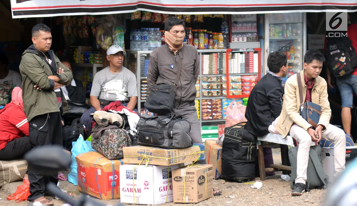 Calon penumpang menunggu bus antar kota antar provinsi di Terminal Bus Bayangan Lebak Bulus, Jakarta, Sabtu (9/6). Rata-rata calon pemudik akan berangkat menuju daerah disekitar Jawa Tengah dan Jawa Timur. (Liputan6.com/Helmi Fithriansyah)