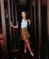 Menyesuaikan tema, Pamela Bowie pun tampil dengan gaya preppy 90-an. Penampilanya mengingatkan pada film Clueless yang ikonik di tahun tersebut. [@pammybowie/@@makeupbycla]