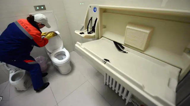 20151119-Ini Toilet Umum Pertama yang Dilengkapi ATM dan Wifi-Beijing