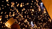 Loi Krathong, festival pelpasn lampion di Thailand. | via: businessinsider.co.id
