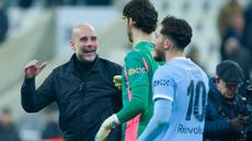 Pelatih Manchester City, Pep Guardiola, tidak mampu menyembunyikan rasa bangga setelah anak asuhnya sukses menaklukkan Newcastle United 3-1 di St James' Park, Minggu (8/3/2026) dini hari WIB. (AP Photo/Ian Hodgson)