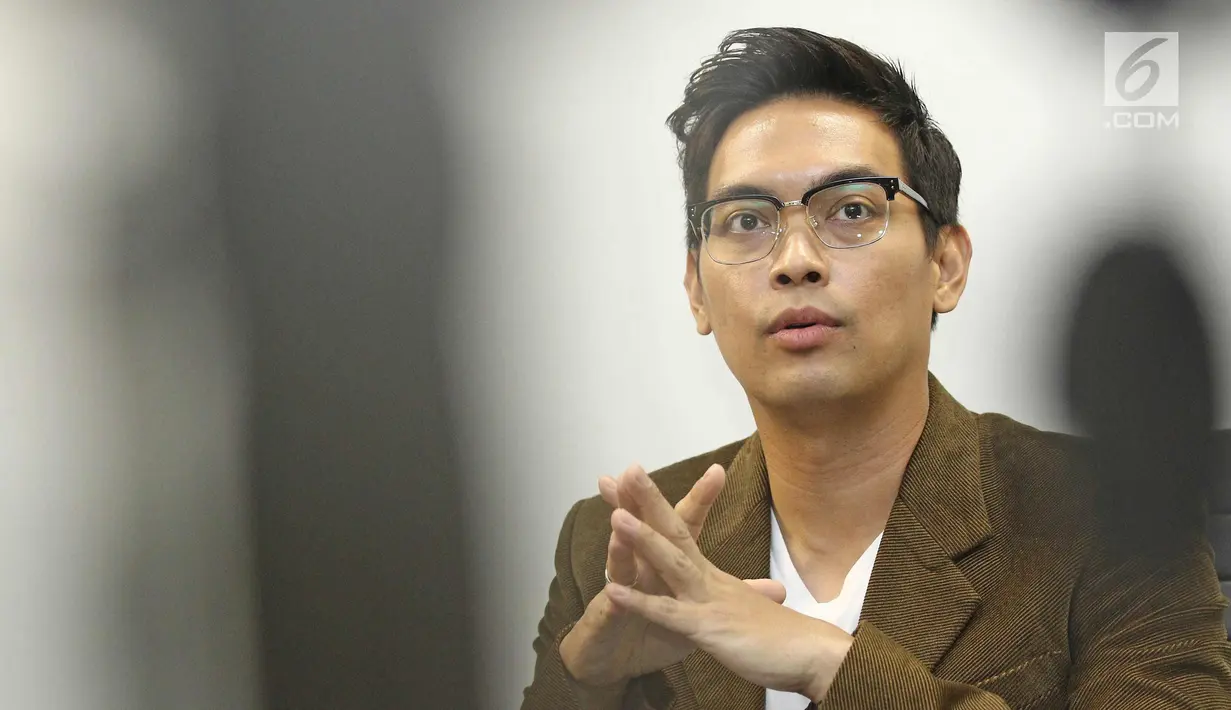 Mantan vokalis ADA band Donnie Sibarani memberi keterangan pers terkait pengunduran dirinya dari Ada band, Jakarta, Jumat (24/11). Donnie mengundurkan diri sejak bulan November ini karena mau bersolo karir dan refreshing. (Liputan6.com/Herman Zakharia)