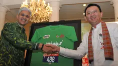 Gubernur DKI Jakarta, Basuki T Purnama (kiri) bersalaman dengan Presiden Direktur Nestle Indonesia, Rashid Qureshi usai usai konferensi pers Jakarta International 10k, di Balai Kota, Jumat (22/5/2015). (Liputan6.com/Herman Zakharia)