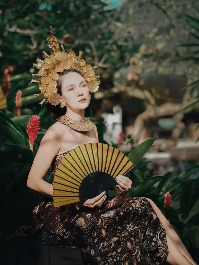 7 Potret Luna Maya Pakai Baju Adat Bali, Menawan