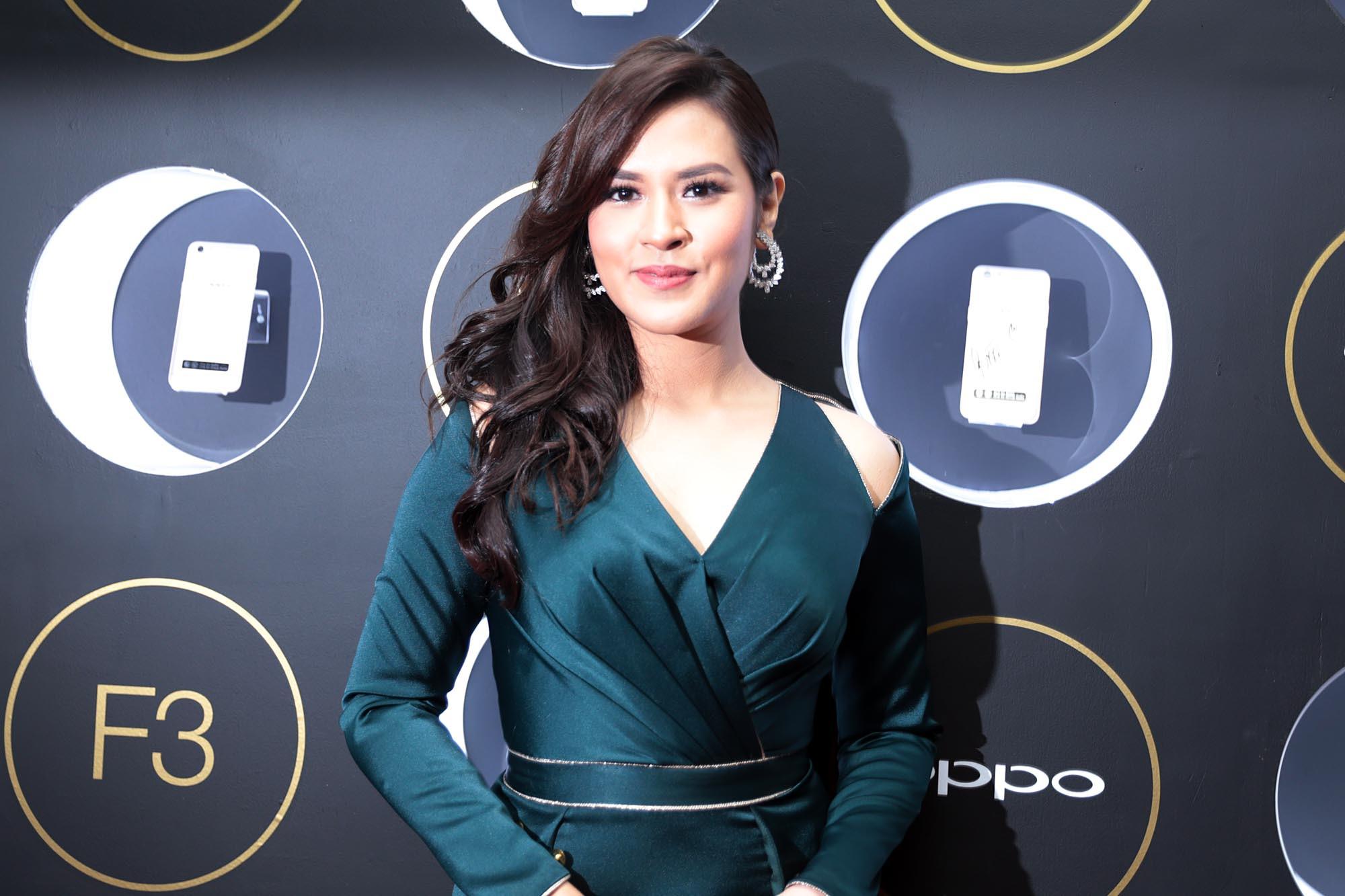 Raisa dan Isyana, Antusias Sambut Oppo F3 Seri Selfie ...