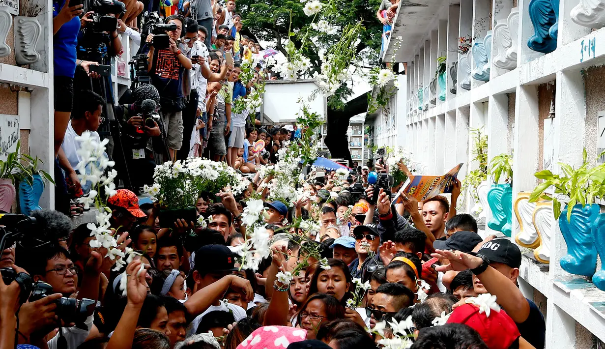 Para pemrotes mengiringi pemakaman jenazah Kian Loyd delos Santos di Caloocan, Filipina (26/8). Kian Loyd dikabarkan dibunuh saat dia berlutut dan menundukkan kepala di sebuah gang di Filipina. (AP Photo/Bullit Marquez)