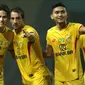 Para pemain Bhayangkara FC merayakan gol yang dicetak Flavio Junior ke gawang Barito Putera pada laga Liga 1 2019 di Stadion Patriot, Bekasi, Selasa (29/5). Bhayangkara menang 4-2 atas Barito. (Bola.com/Yoppy Renato)