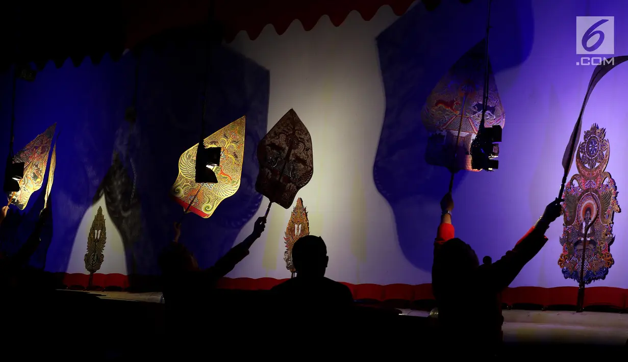 Dalang Ki Anom Dwijo Kangko memainkan pertunjukan wayang kulit lakon "Bima Jumeneng Guru Bangsa" di Tugu Proklamasi, Jakarta, Sabtu (27/1). Pertunjukan wayang kulit ini dibuka Ketua Umum PDIP Megawati Soekarnoputri. (Liputan6.com/Johan Tallo)