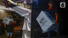 Pekerja memasukkan logistik pemilu ke dalam truk di gudang logistik Pemilu 2024 Kota Tangerang Selatan, Serpong, Banten, Kamis  (1/2/2024). (merdeka.com/Arie Basuki)