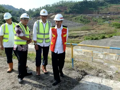 Presiden Joko Widodo atau Jokowi saat meninjau pembangunan bendungan di Cibeureum, Kuningan, Jawa Barat, Jumat (25/5). Usai kegiatan, Jokowi menanggapi terkait disahkannya Revisi UU Terorisme oleh DPR. (Liputan6.com/Pool/Biro Pers Setpres)