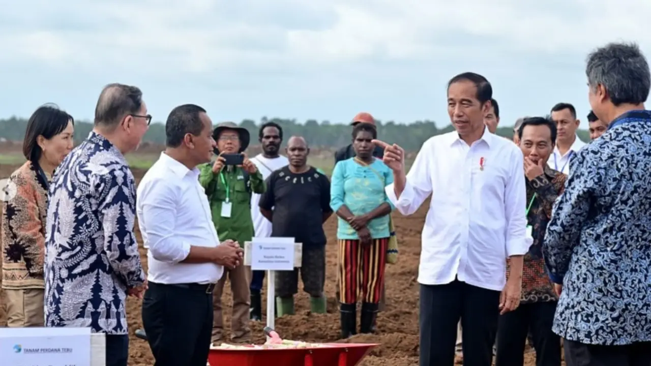 Menteri Investasi/Kepala Badan Koordinasi Penanaman Modal (BKPM), Bahlil Lahadalia mendampingi Presiden Joko Widodo melakukan penanaman tebu pertama di PT Global Papua Abadi, Kampung Sermayam, Distrik Tanah Miring, Kabupaten Merauke, Provinsi Papua Selata