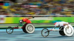 Atlet China, Liu Chengming (kiri) saat memacu kendaraanya pada cabang 400m  putra - T54  di Olympic Stadium, pada ajang Paralimpik Games 2016, Rio de Janeiro, Brasil, (11/9/2016). (AFP/OIS/IOC/Thomas Lovelock for OIS/IOC)