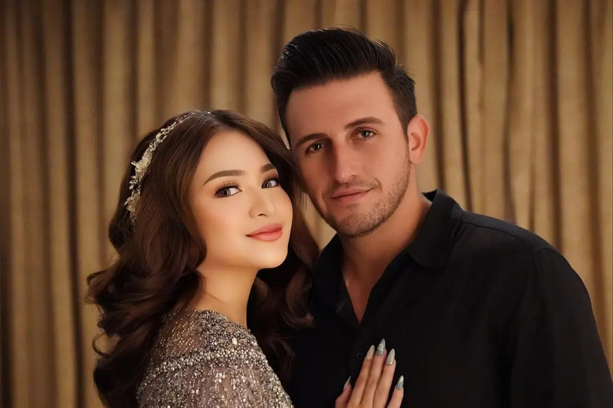 6 Potret Kedekatan Ladislao Camara dengan Keluarga Nathalie Holscher, Diajak Ziarah
