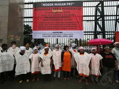 Aktivis dari Jaringan Nasional Advokasi Pekerja Rumah Tangga (Jala PRT) melakukan aksi di depan Gedung DPR, Jakarta, Selasa (25/11/2014). (Liputan6.com/Faizal Fanani)