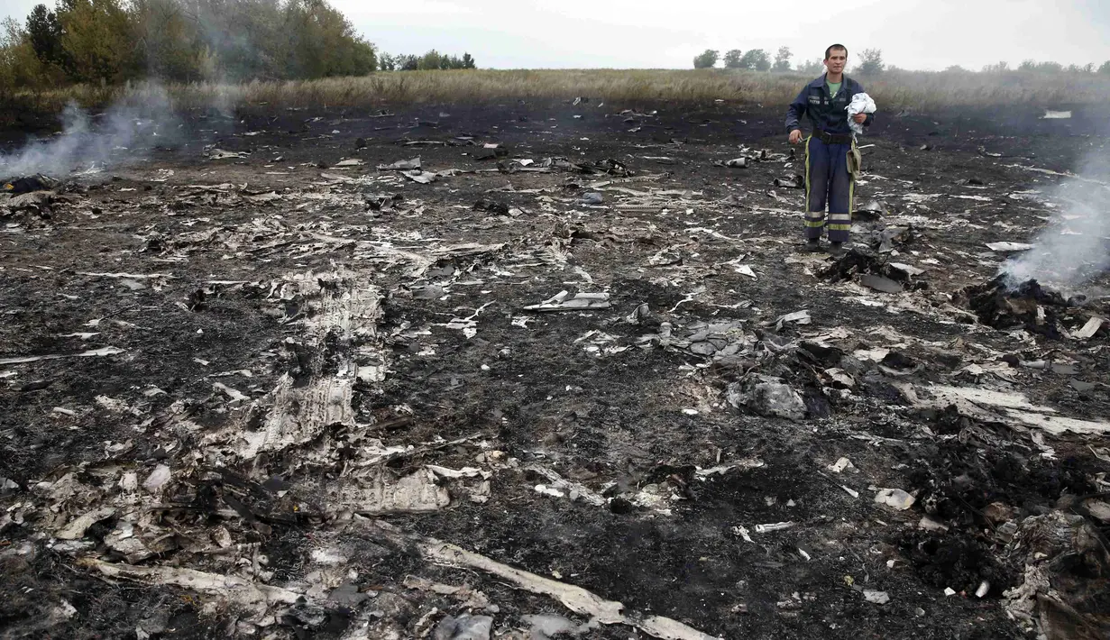 Puing-puing dari pesawat Malaysia Airlines MH-17 berserakan pasca ditembak jatuh di Grabovo, wilayah Donetsk, Ukraina, Kamis (17/7/14). (REUTERS/Maxim Zmeyev)