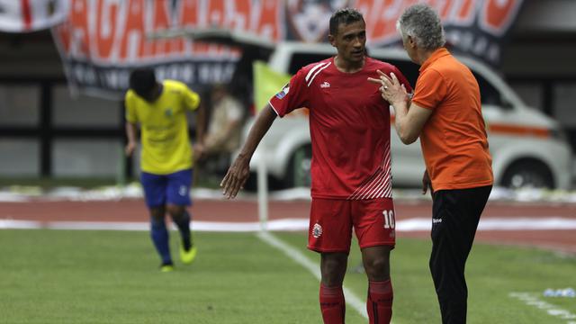 Pelatih Persija Jakarta, Ivan Kolev, memberikan instruksi kepada Bruno Matos saat melawan 757 Kepri Jaya. (Bola.com/Yoppy Renato)