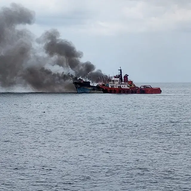 Kapal Tugboat milik KSOP Tanjungwangi dikerahkan untuk memadamkan kapal ikan yang terbakar di pantai Selat Bali (Istimewa)